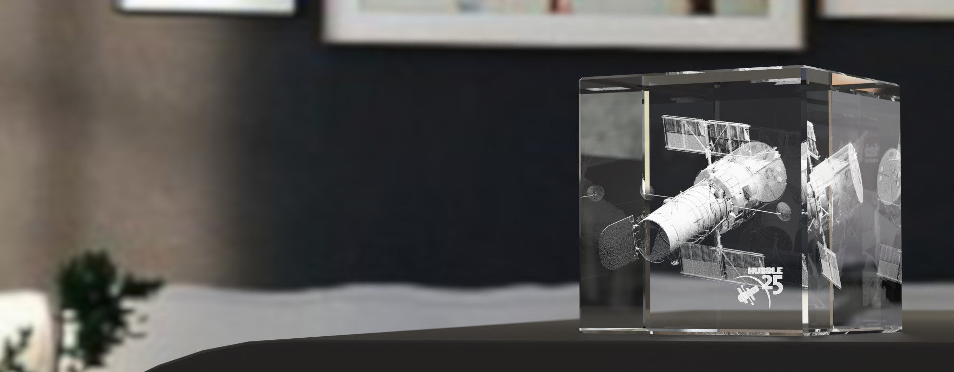 Glaswürfel mit innerer Satellit 3D Gravur