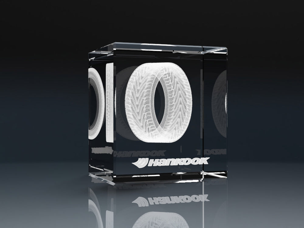 Kompakter Kristallglaswürfel mit präziser 3D Gravur im Inneren