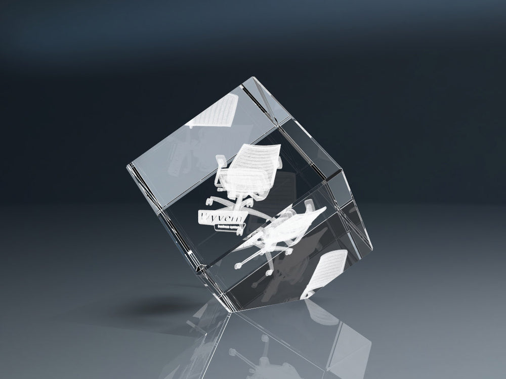 Eleganter 3D Glaswürfel Spitze mit feiner Lasergravur für besondere Auszeichnungen und Preise