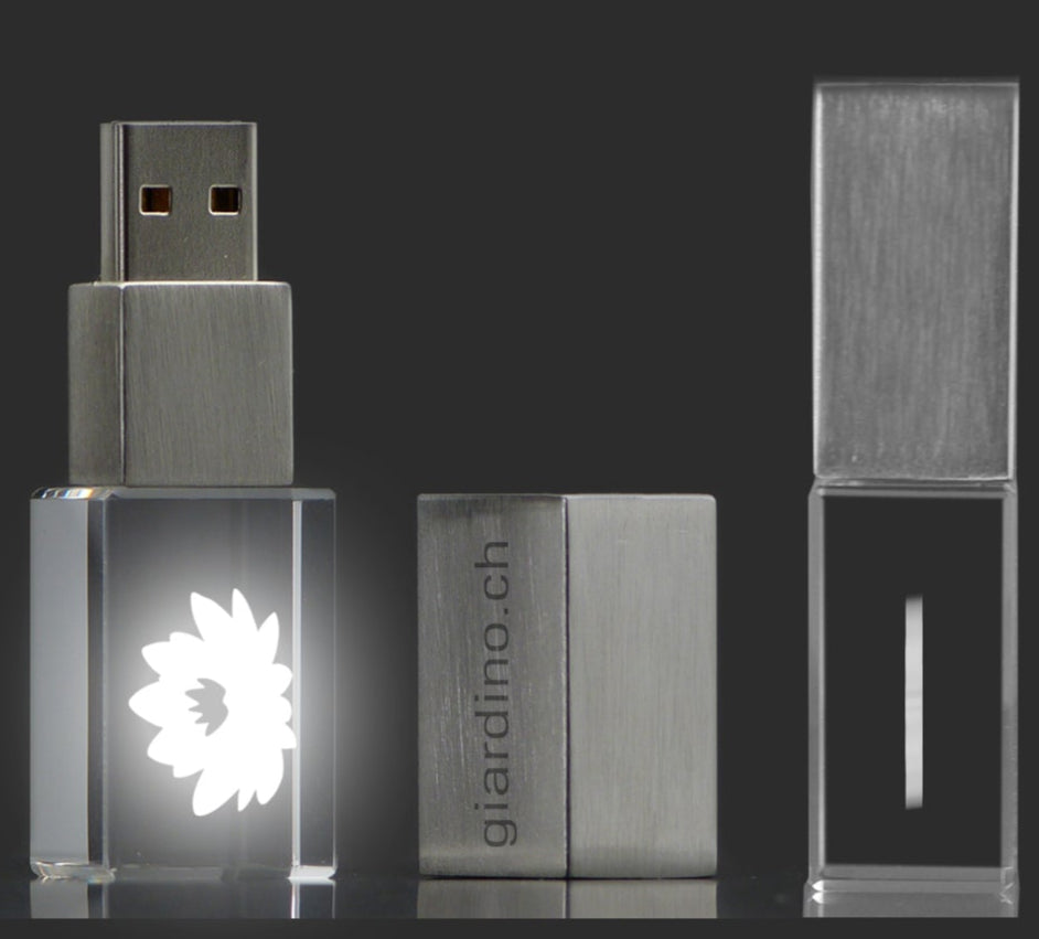 Eleganter USB-Stick aus Kristallglas mit beeindruckender 3D-Gravur, der sowohl durch seine Funktionalität als auch durch sein ästhetisches Design überzeugt – ideal für professionelle Anwendungen und personalisierte Geschenke.
