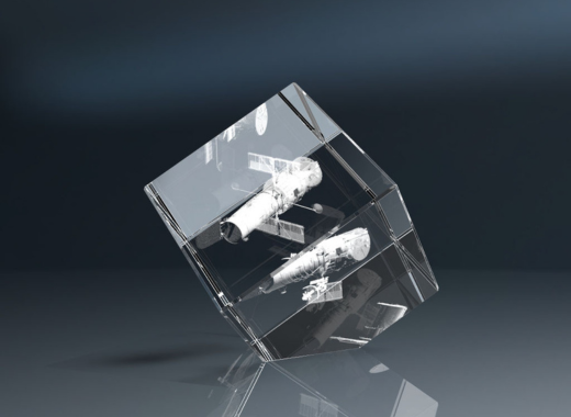 Glaswürfel mit innerer Satellit Gravur