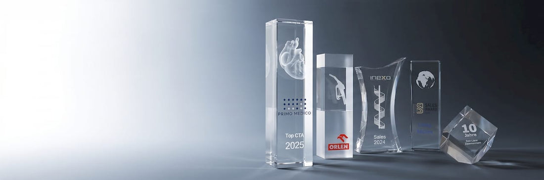 Eine Mitarbeiterin begutachtet im Konferenzraum einen Glaspreis mit eingraviertem Logo.