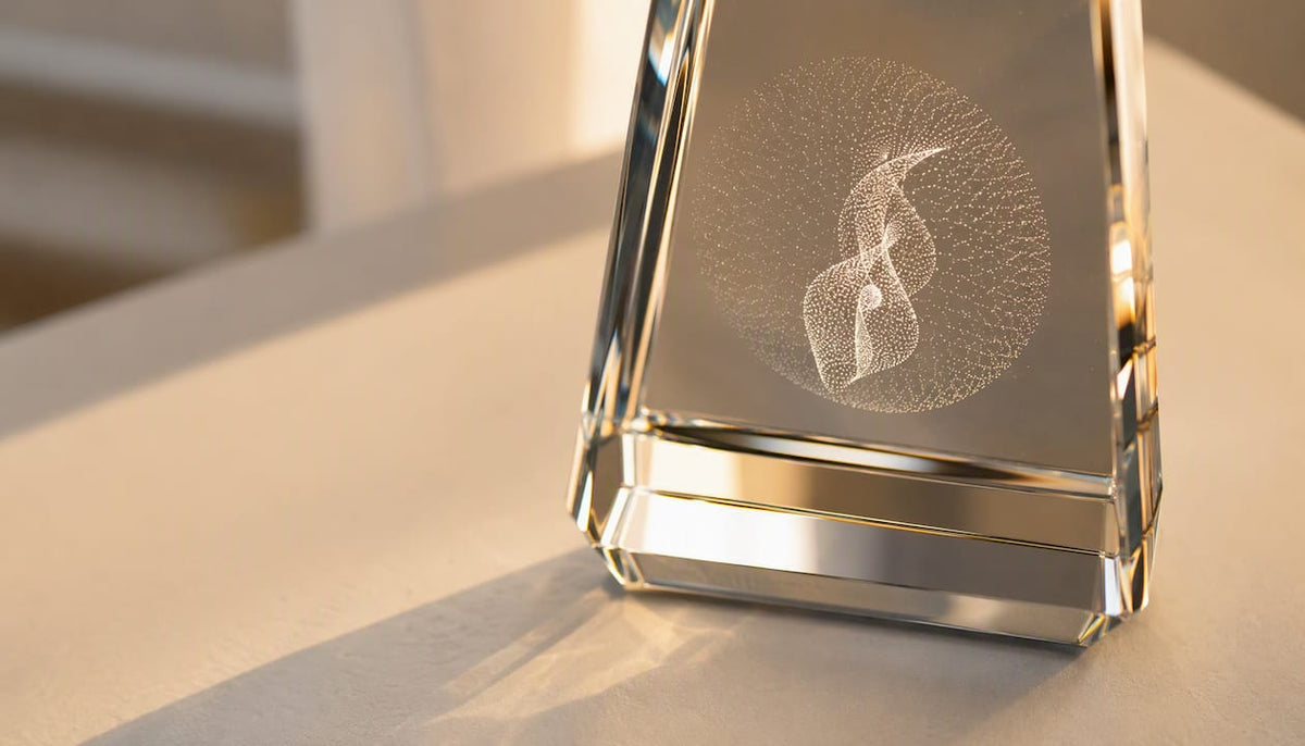 Detailaufnahme eines Glaspokals mit kunstvoller 3D-Lasergravur