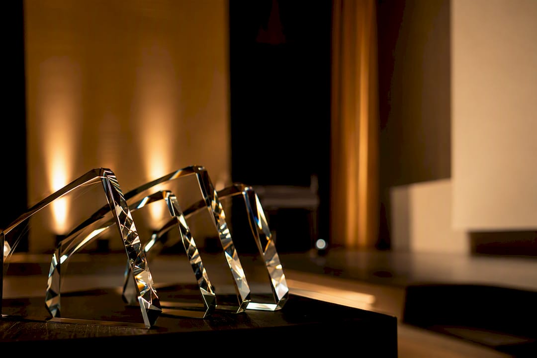 30 Ideen für Sales Awards in Vertriebsteams: Vorlagen, Gravuren, Glas