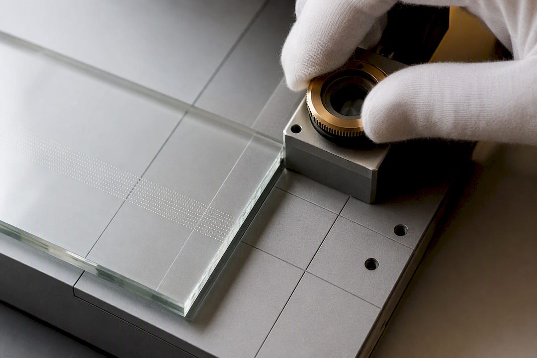 Fein strukturierte Lasergravurpunkte im Glas