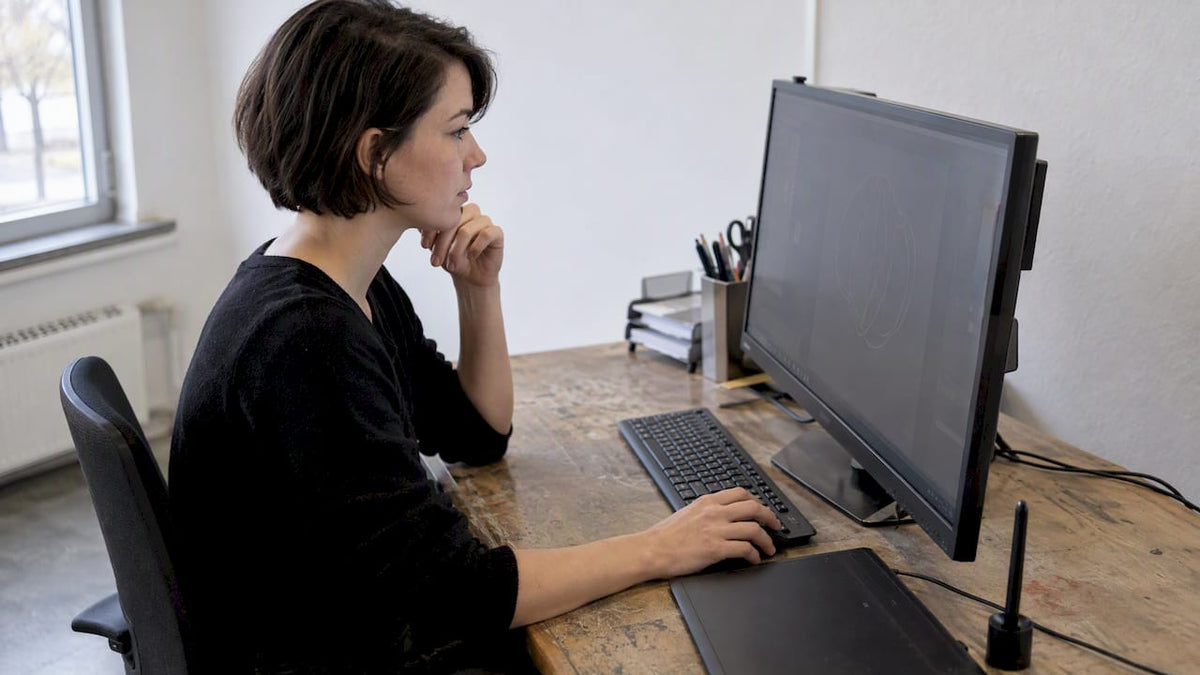 Grafikdesignerin überprüft die Logo-Pfade am Vektor-Workspace