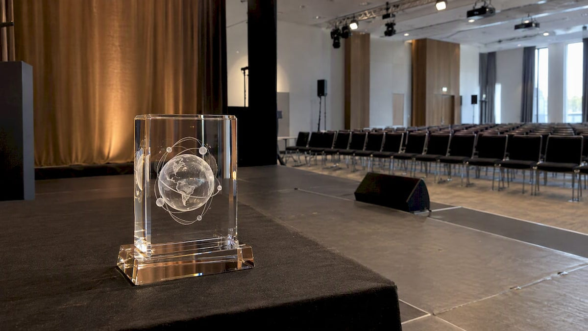 Kristallpokal auf der Bühne zur Produkteinführung