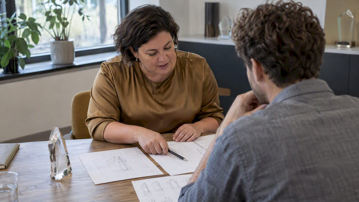 Briefing zum Award mit Glasprobe und Arbeitsmaterialien