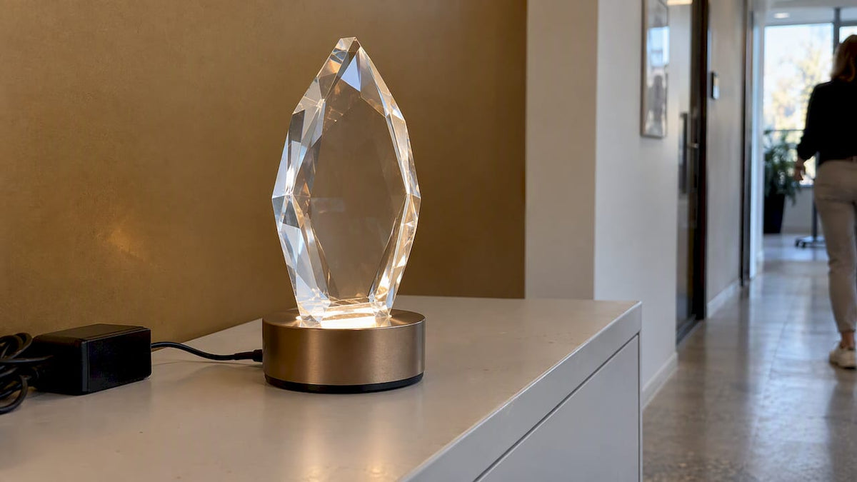 Kristallobjekt auf beleuchtetem LED-Standfuß