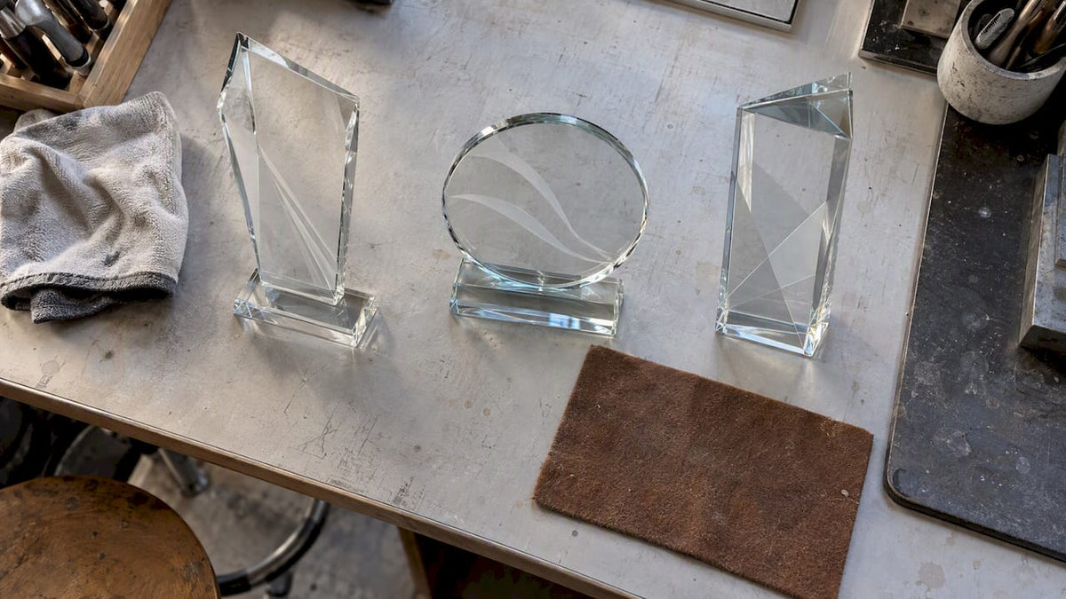 Verschiedene Glas-Auszeichnungen auf einer Musterfläche