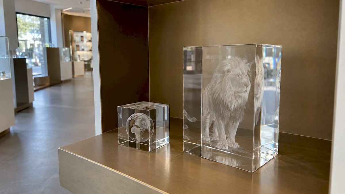 Kristallwürfel und Glasblock mit 3D-Gravur