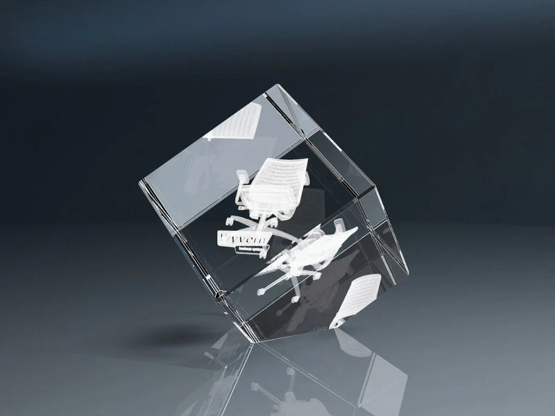 Glaswürfel mit eingraviertem 3D-Bürostuhl, eleganter Werbeartikel aus Kristallglas