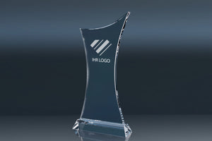 Trophy Thin Cross – elegante Glas-Trophäe in Kreuzform mit feiner, dünner Struktur und hochwertigem Sockel, ideal für präzise 3D Lasergravuren und religiöse Auszeichnungen