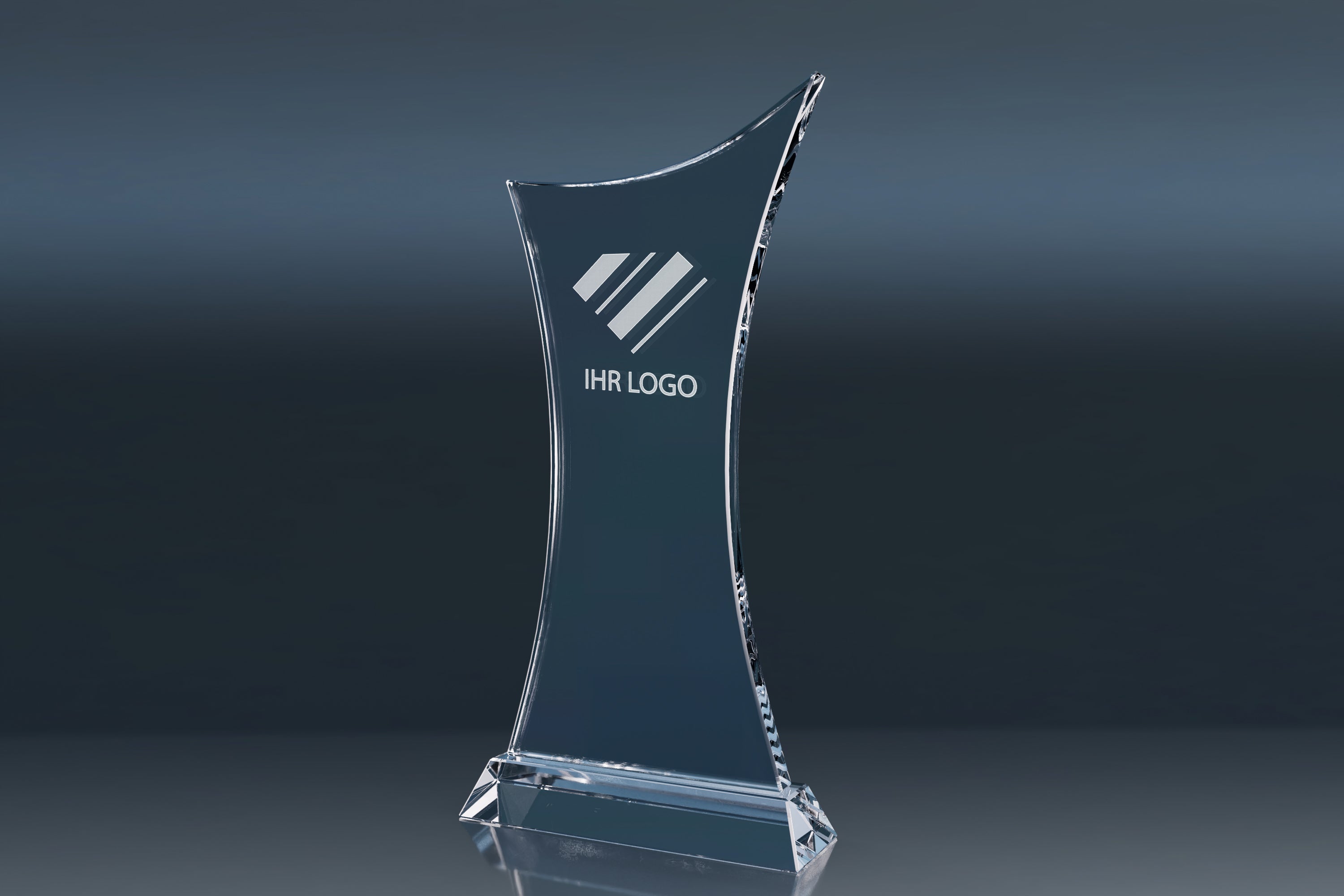 Edle Kristallglas-Trophäe mit geschwungener Form und graviertem Logo auf dunklem Hintergrund