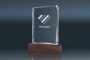 Trophy Wooden Facette – elegante Glas-Trophäe mit facettiertem Design und hochwertigem Holzsockel, ideal für präzise 3D Lasergravuren und besondere Auszeichnungen