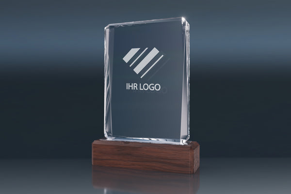 Trophy Wooden Facette – elegante Glas-Trophäe mit facettiertem Design und hochwertigem Holzsockel, ideal für präzise 3D Lasergravuren und besondere Auszeichnungen