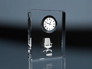 Glasblock mit eingraviertem Bürostuhl und integrierter Uhr, Werbeartikel aus Kristallglas