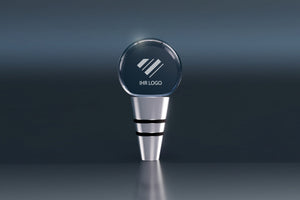 Edler Flaschenverschluss aus Metall und Kristallglas mit graviertem Logo auf dunklem Hintergrund