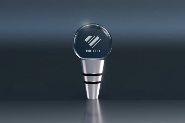 Edler Flaschenverschluss aus Metall und Kristallglas mit graviertem Logo auf dunklem Hintergrund