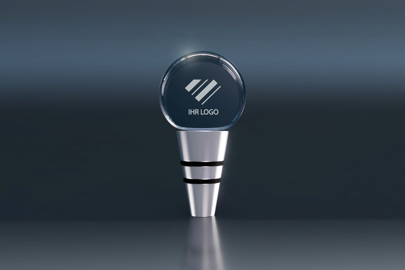 Edler Flaschenverschluss aus Metall und Kristallglas mit graviertem Logo auf dunklem Hintergrund