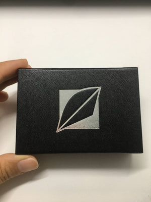 Schwarze Geschenkbox mit silbernem Blatt-Motiv auf weißem Hintergrund, Werbeartikel Verpackung