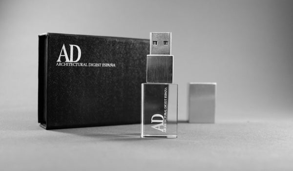 Eleganter USB-Stick aus Kristallglas mit Gravur und schwarzer Geschenkbox auf grauem Hintergrund