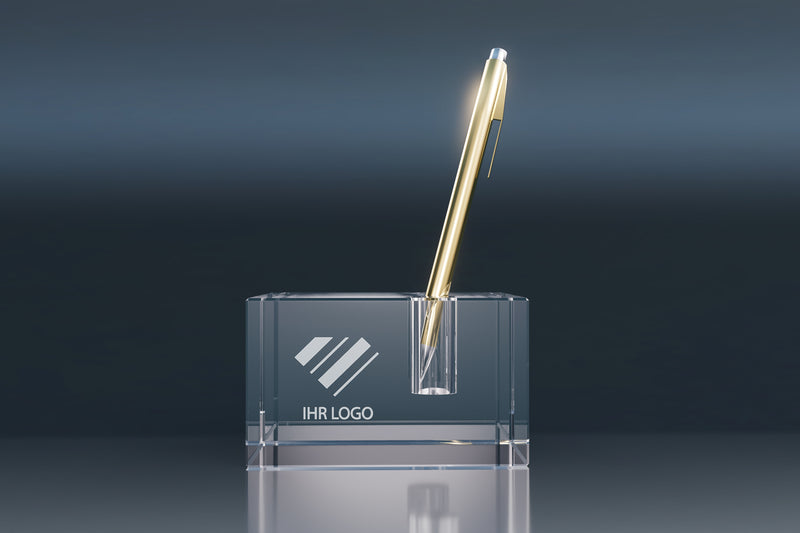 Transparenter Stiftehalter aus Kristallglas mit graviertem Logo und goldenem Kugelschreiber