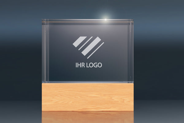 Kristallglas-Trophäe mit Holzsockel und graviertem Logo, hochwertiger Werbeartikel