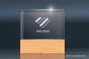 Kristallglas-Werbeartikel mit Holzsockel und graviertem Logo, modernes Design