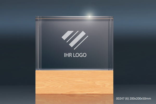 Kristallglas-Werbeartikel mit Holzsockel und graviertem Logo, modernes Design