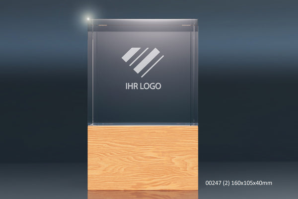 Kristallglaswürfel mit Gravurfläche auf Holzsockel, Werbeartikel mit Platz für Logo