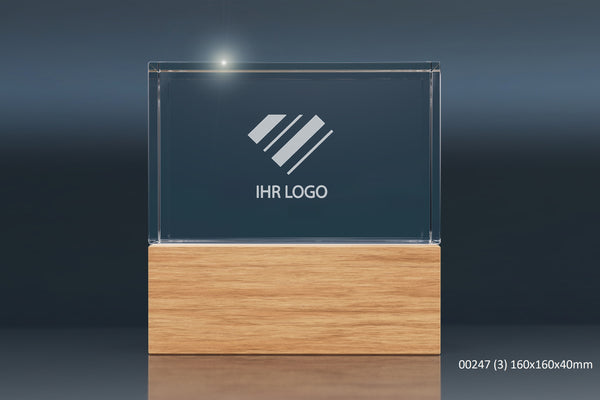 Rechteckiger Kristallglas-Award mit Holzsockel und graviertem Logo, Werbeartikel