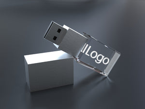 USB-Stick aus Kristallglas mit graviertem Logo als hochwertiger Werbeartikel auf dunklem Hintergrund
