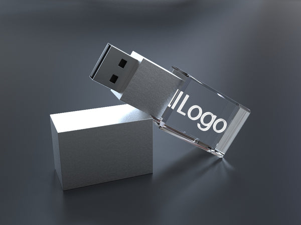 USB-Stick aus Kristallglas mit graviertem Logo als hochwertiger Werbeartikel auf dunklem Hintergrund