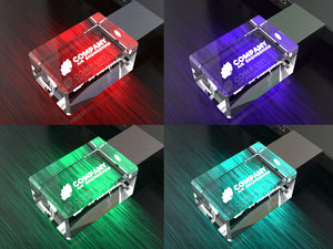 USB-Stick aus Kristallglas mit Gravur, leuchtet in Rot, Blau, Grün und Türkis