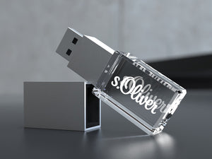 USB-Stick aus Kristallglas mit Gravur und silberner Kappe auf dunklem Hintergrund