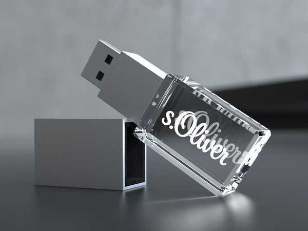 USB-Stick aus Kristallglas mit Gravur und silberner Kappe auf dunklem Hintergrund