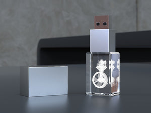 USB-Stick aus Kristallglas mit 3D-Lasergravur auf dunklem Hintergrund