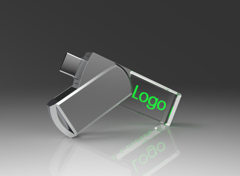 USB-C Stick aus Metall und Kristallglas mit grün beleuchtetem Logo, Werbeartikel