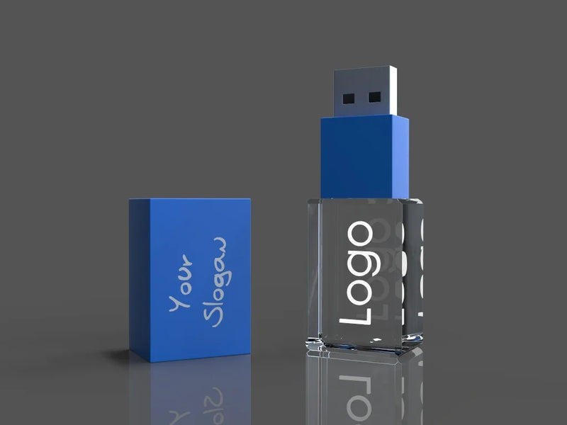 USB-Stick aus Kristallglas mit graviertem Logo, blauer Kappe und modernem Design