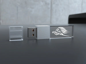 USB-Stick aus Kristallglas mit graviertem Löwenmotiv auf dunkler Oberfläche