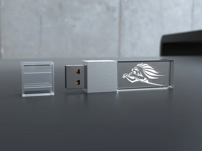 USB-Stick aus Kristallglas mit graviertem Löwenmotiv auf dunkler Oberfläche