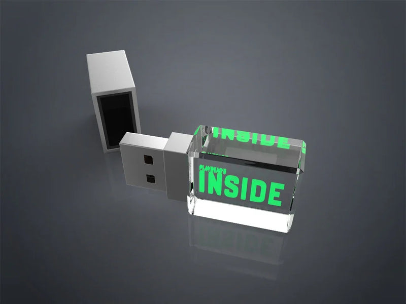 Quadratischer USB-Stick aus Kristallglas mit Gravur und abgenommener Kappe auf grauem Hintergrund