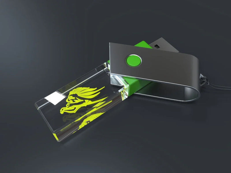 USB-Stick aus Kristallglas mit gelber Gravur und Metallkappe auf dunklem Hintergrund