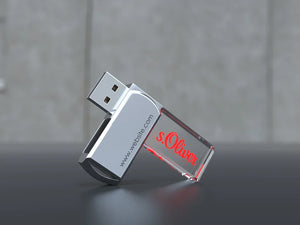 USB-Stick aus Kristallglas mit LED-Beleuchtung und Gravur, auf dunkler Oberfläche
