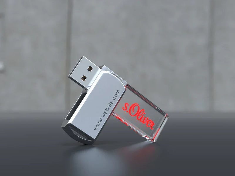USB-Stick aus Kristallglas mit LED-Beleuchtung und Gravur, auf dunkler Oberfläche