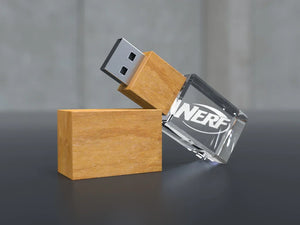 USB-Stick aus Holz und Kristallglas mit Gravur, Werbeartikel, auf dunklem Hintergrund