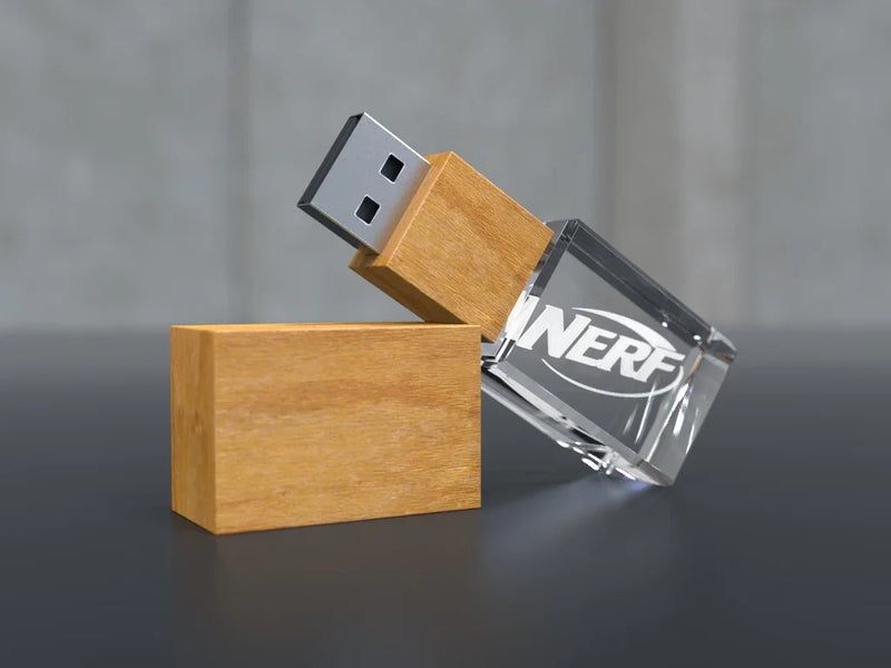 USB-Stick aus Holz und Kristallglas mit Gravur, Werbeartikel, auf dunklem Hintergrund